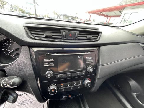 Used 2017 Nissan Rogue S FWD image 2