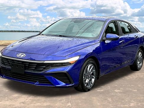 Used 2024 Hyundai Elantra Blue FWD image 4