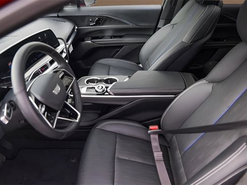 Used 2024 Cadillac Lyriq Sport image 8