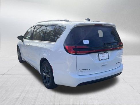 New 2026 Chrysler Pacifica Limited image 7