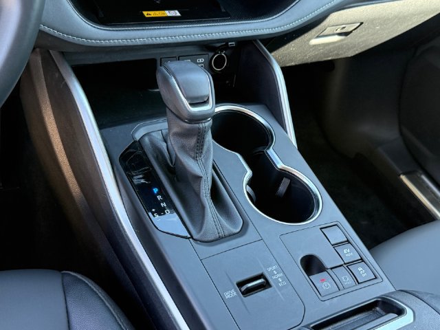 Used 2024 Toyota Highlander XLE FWD image 19