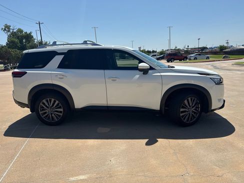 Used 2023 Nissan Pathfinder SL w/ SL Premium Package FWD image 4