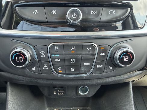 Used 2020 Chevrolet Traverse LT w/ LT Premium Package AWD/4WD image 19
