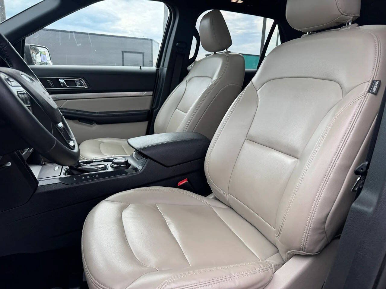 Used 2019 Ford Explorer XLT w/ Equipment Group 202A AWD/4WD image 10