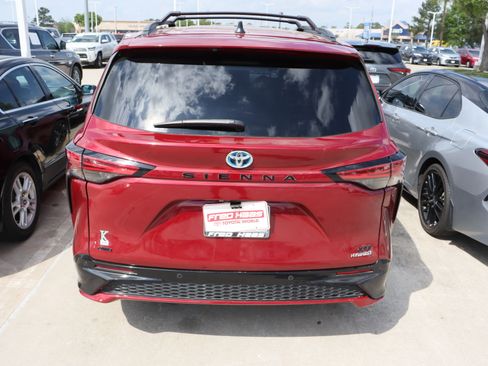 Used 2024 Toyota Sienna XSE image 8
