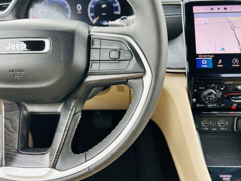 Used 2023 Jeep Grand Cherokee Limited w/ Luxury Tech Group II image 22