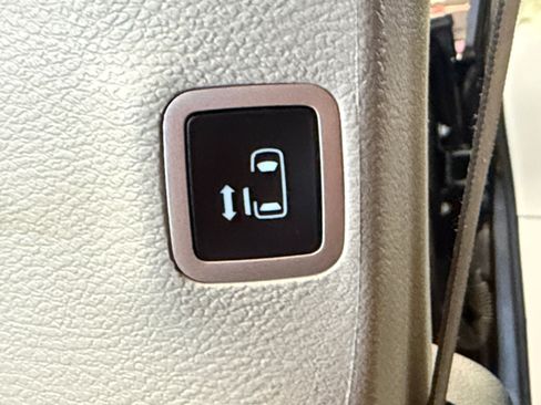 Used 2023 Chrysler Pacifica Touring-L FWD image 41