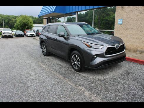Used 2023 Toyota Highlander XLE FWD image 1