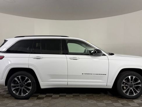 Used 2022 Jeep Grand Cherokee Overland w/ Luxury Tech Group IV AWD/4WD image 9