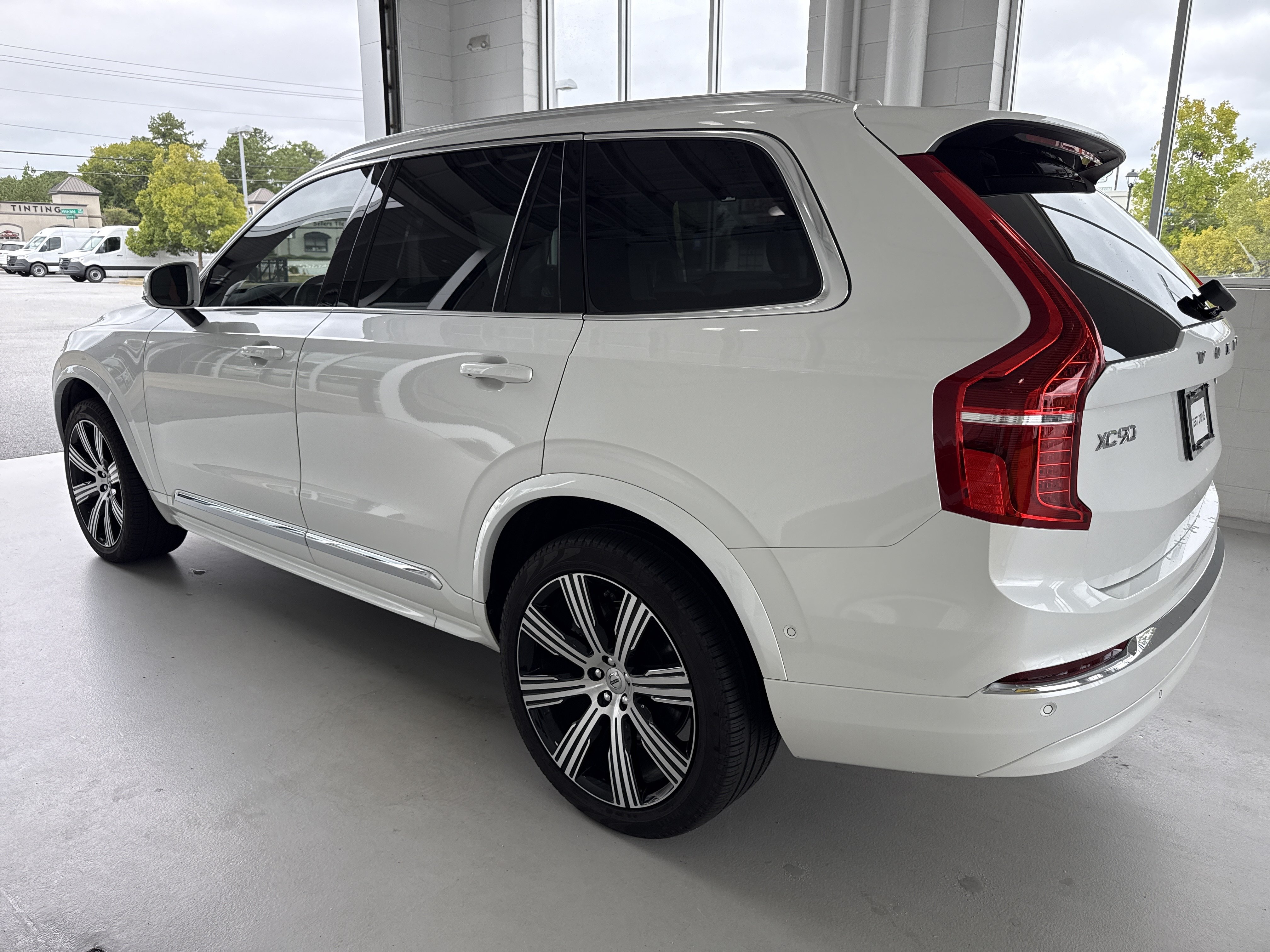Used 2025 Volvo XC90 B6 Ultra w/ Protection Package AWD/4WD image 3