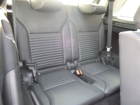 Used 2024 Land Rover Discovery S image 8