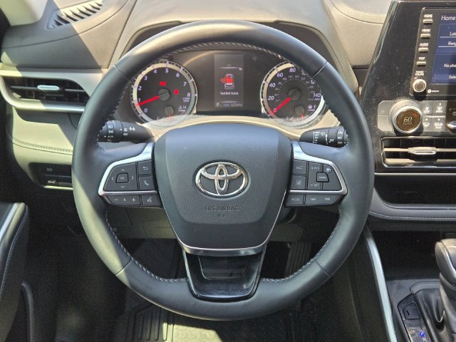 Used 2020 Toyota Highlander LE AWD/4WD image 21