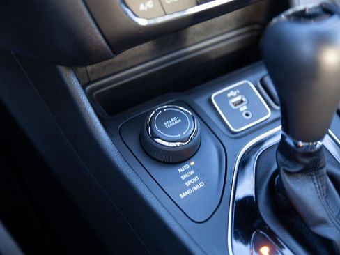 Used 2021 Jeep Cherokee Latitude Plus image 18