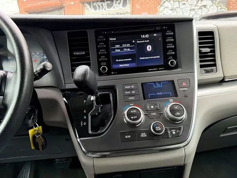 Used 2018 Toyota Sienna LE FWD image 18