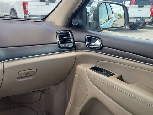 Used 2019 Jeep Grand Cherokee Overland AWD/4WD image 16