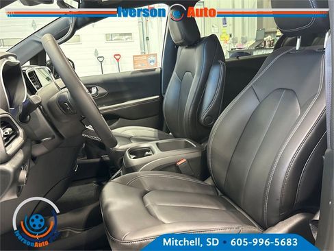 New 2026 Chrysler Pacifica Select image 16
