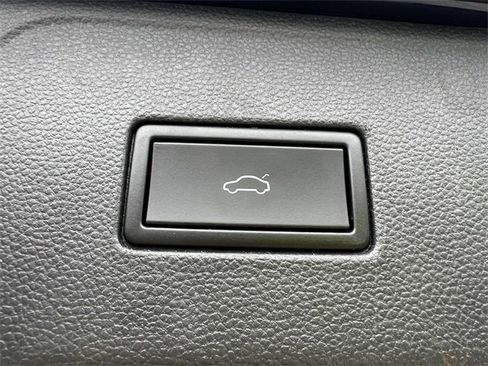 Used 2019 Volkswagen Atlas SE w/ Towing Package image 9