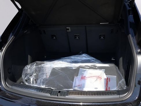 Certified 2025 Porsche Macan AWD/4WD image 17