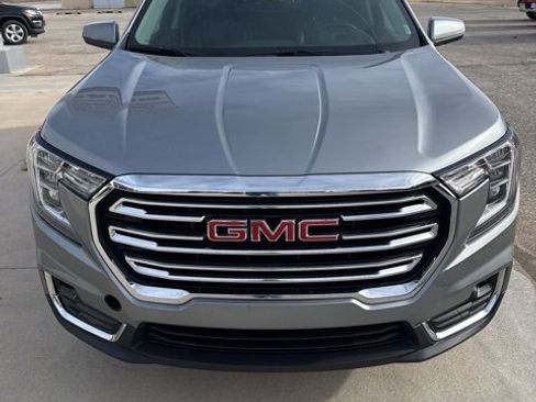 Used 2024 GMC Terrain SLT image 3