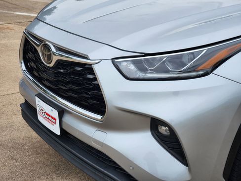 Used 2020 Toyota Highlander Limited image 11