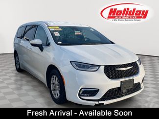 Used 2023 Chrysler Pacifica Touring video 1