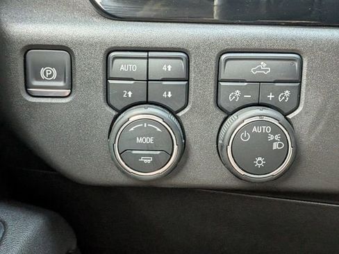 Used 2025 Chevrolet Silverado 1500 LT AWD/4WD image 31