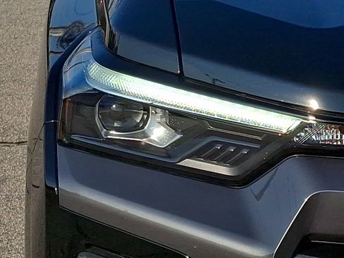 Used 2023 Chevrolet Colorado LT w/ LT Convenience Package III image 9