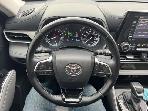 Used 2020 Toyota Highlander XLE image 19