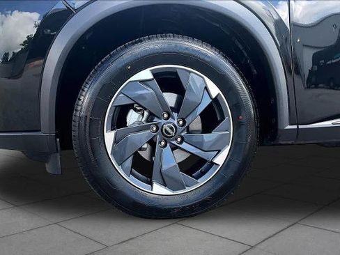 Certified 2025 Nissan Rogue SV FWD image 11