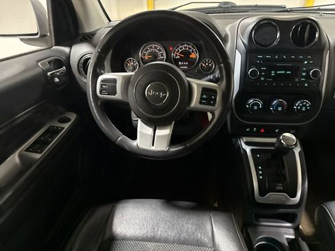 Used 2016 Jeep Compass Latitude FWD image 11