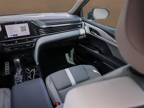 Used 2025 Toyota Camry SE image 28