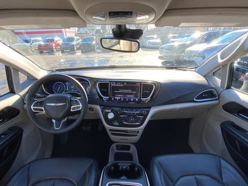 Used 2023 Chrysler Pacifica Touring-L image 32