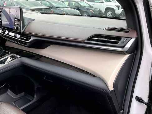 Used 2024 Toyota Sienna Platinum image 18