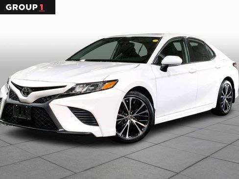 Certified 2020 Toyota Camry SE image 1