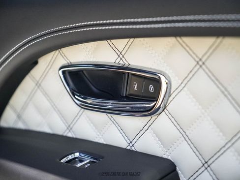 Used 2021 Bentley Bentayga AWD/4WD image 75