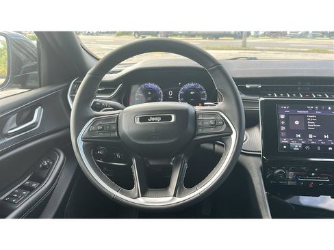 Used 2024 Jeep Grand Cherokee Altitude AWD/4WD image 21