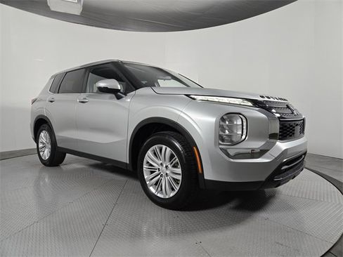 Used 2022 Mitsubishi Outlander ES image 2