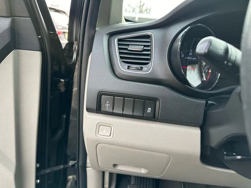 Used 2020 Kia Sedona L image 22