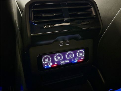 Used 2025 BMW M5 w/ Carbon Package image 25