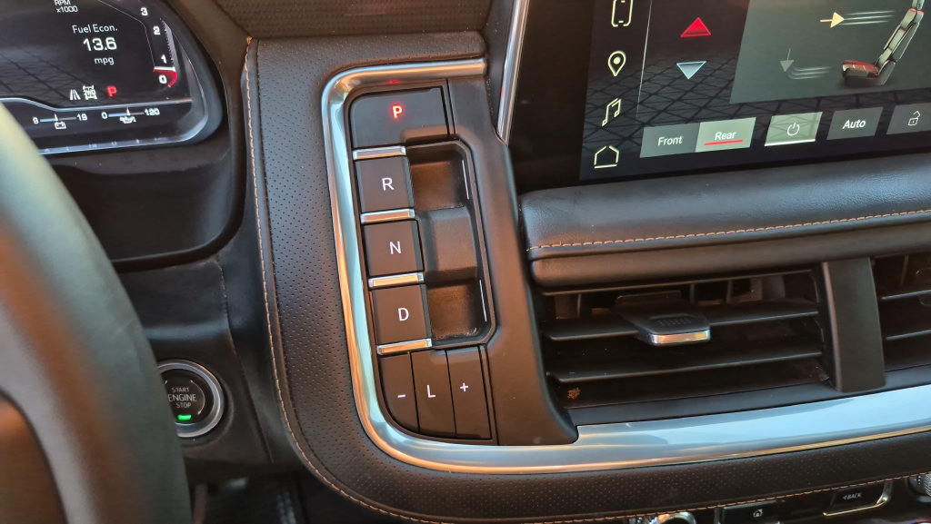 Used 2024 GMC Yukon XL AT4 w/ Technology Package AWD/4WD image 19