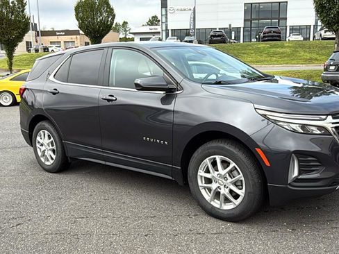 Used 2022 Chevrolet Equinox LT image 2