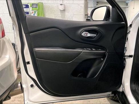 Used 2016 Jeep Cherokee Limited image 23