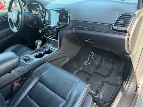 Used 2019 Jeep Grand Cherokee Overland AWD/4WD image 13