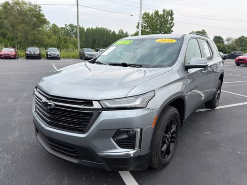 Used 2023 Chevrolet Traverse LT FWD image 2