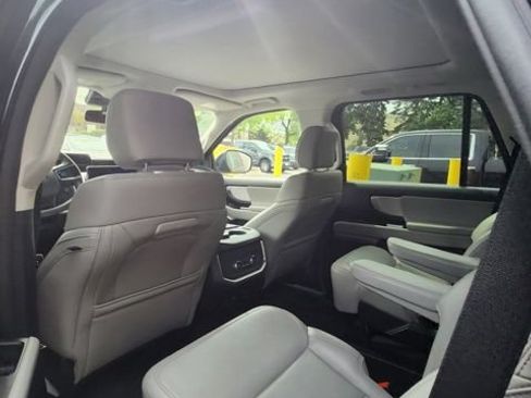 Used 2025 Ford Expedition Active AWD/4WD image 6