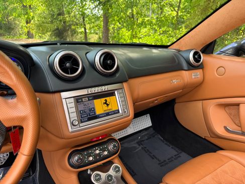 Used 2011 Ferrari California RWD image 39