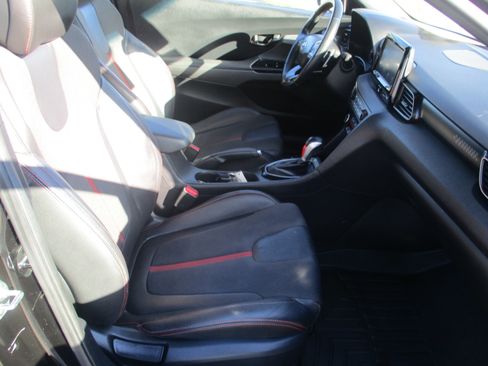 Used 2019 Hyundai Veloster Turbo image 9