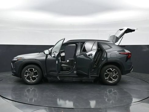 Used 2025 Chevrolet Trax LT w/ LT Convenience Package FWD image 47