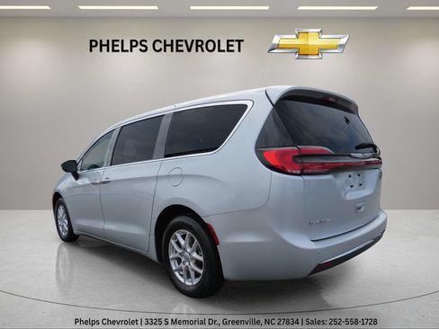 Used 2024 Chrysler Pacifica Touring-L FWD image 7