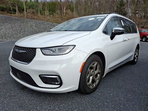 Used 2023 Chrysler Pacifica Limited image 3